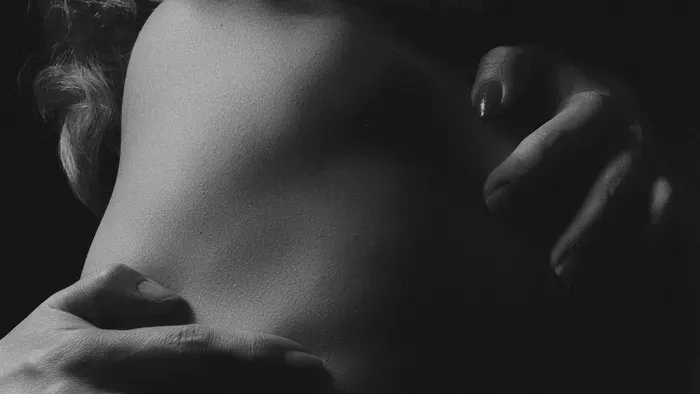 Meztelen képekkel zsarolt férfiakat a háromgyerekes anyuka