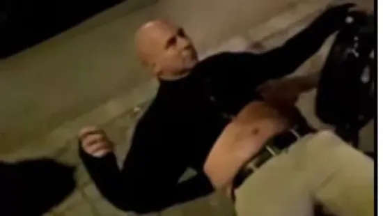 Magyar Péter testőrei a földön fekve rángatták a politikai aktivistát - tovább épül a "szeretetország"