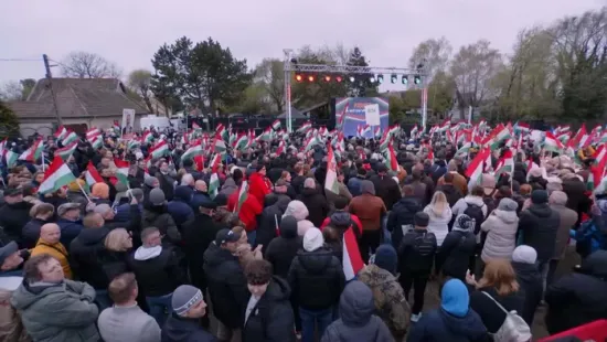 Hatalmas tömeg gyülekezik az országjáráson: Ócsán már mindenki Orbán Viktort várja