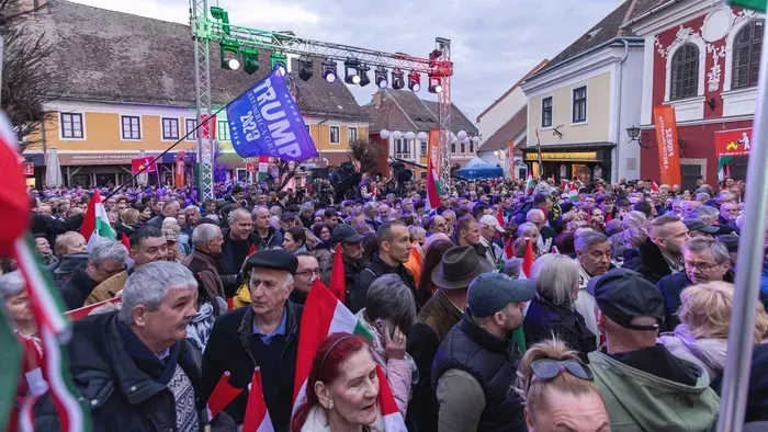 Hatalmas tömeg: Így várják Szentendrén Orbán Viktort