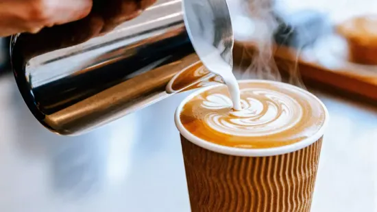 Miért tilos délután sok tejjel inni a kávét? Itt az igazság