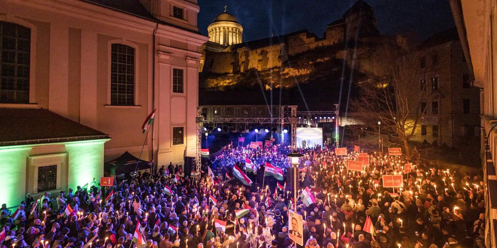 Megmozdulni sem lehet a megtelt Mindszenty Hercegprímás téren