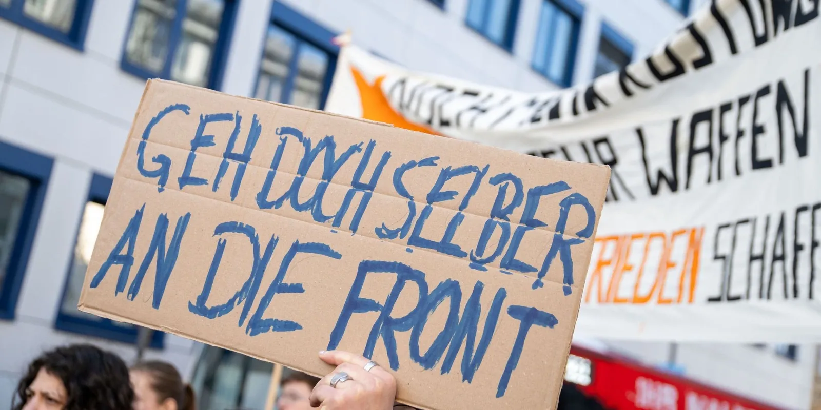 Háborús őrület Európában! Diákok tüntetnek ellene