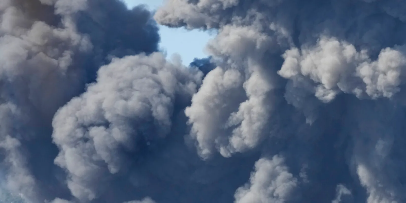 Izraelt két hullámban támadtak rakétákkal Iránból