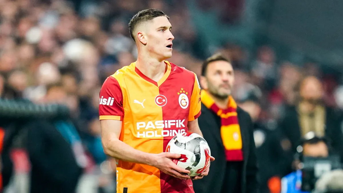 Sallai Roland és a háttérben Okan Buruk vezetőedző