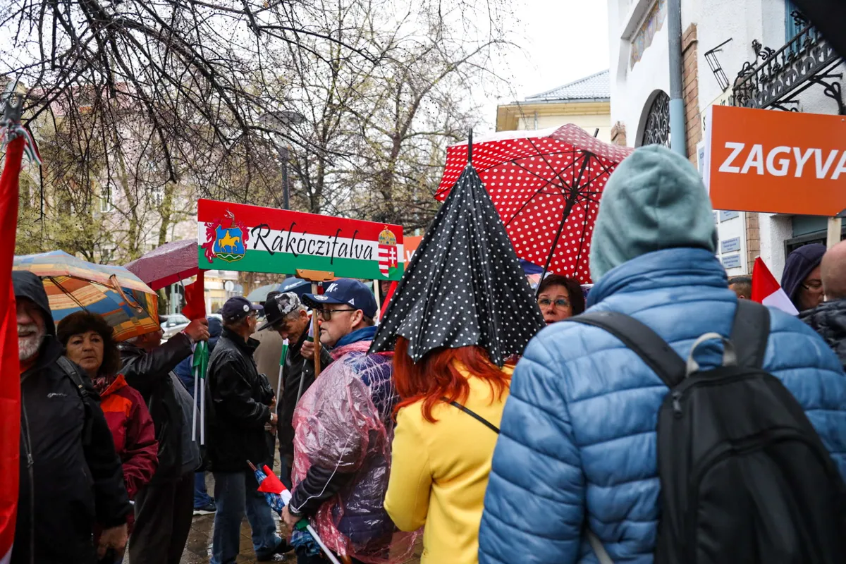 Az eső sem tartja vissza az embereket Szolnokon. 