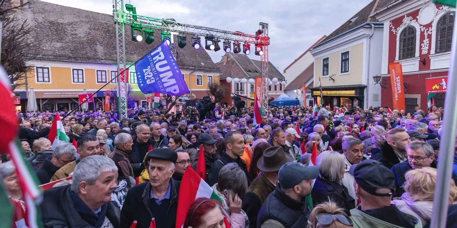 Hatalmas tömeg: Így várják Szentendrén Orbán Viktort