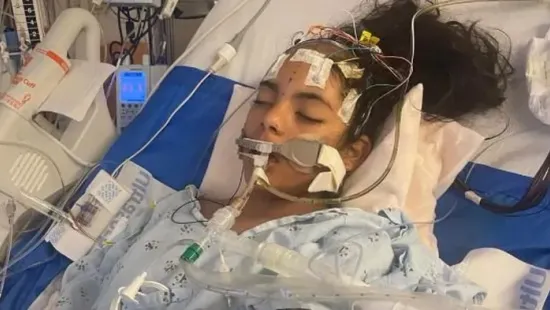 Tragédia az iskolában: meghalt a 12 éves kislány, miután fejbe dobták egy palackkal