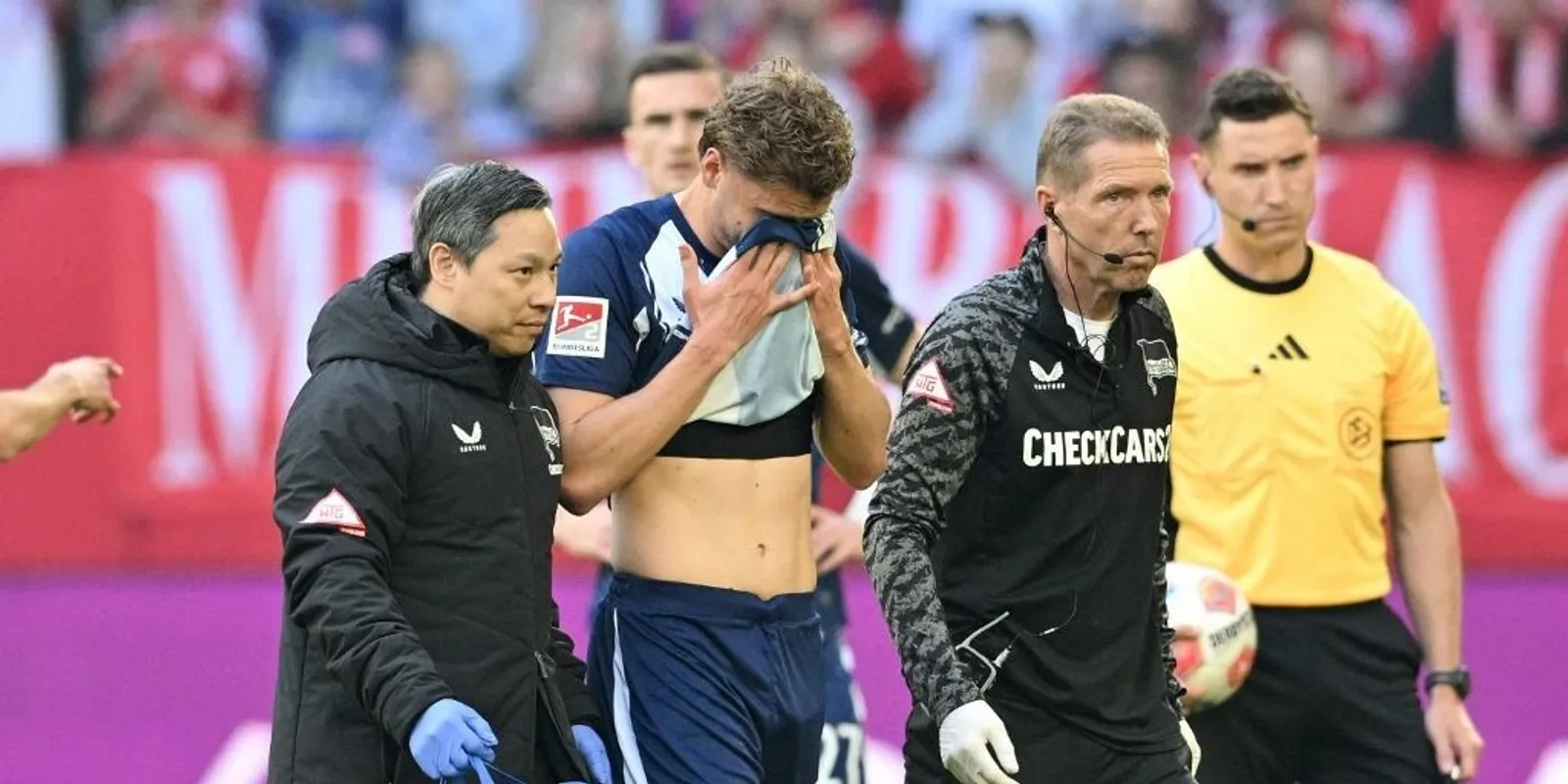 A szemeit törölgetve távozott a pályáról Dárdai Márton