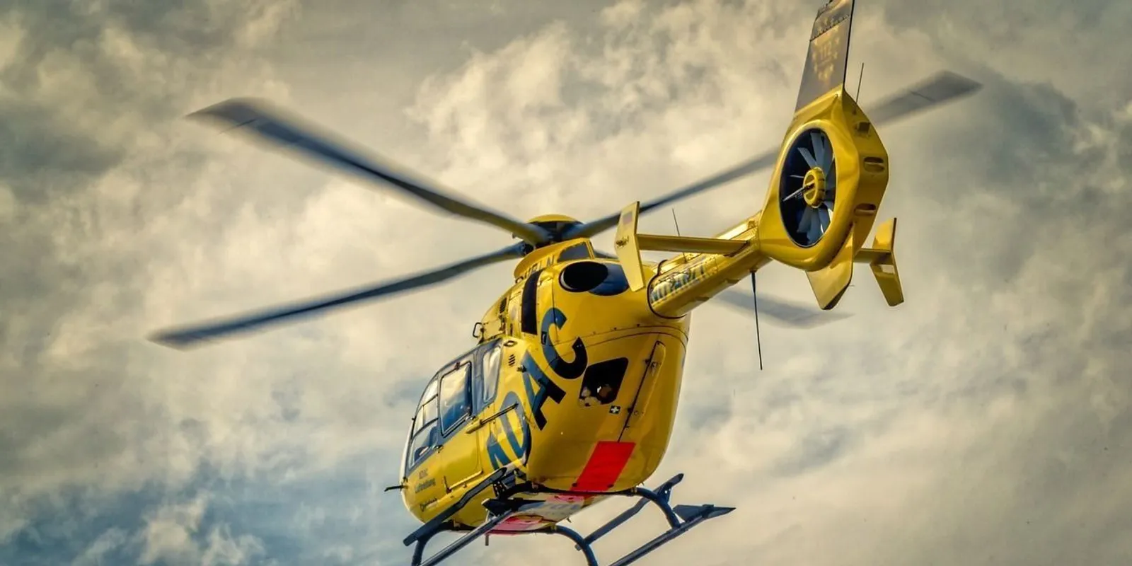 Mentőhelikopter landolt a sztrádán: magyar sofőr az áldozat - helyszíni fotó