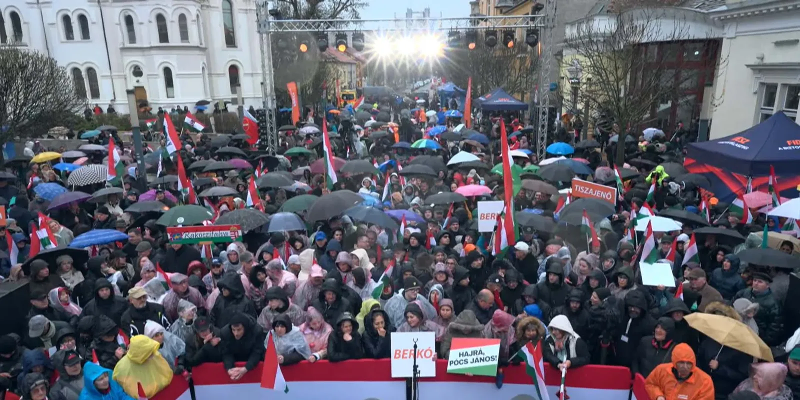 Döbbenetes tömeg fogadta a miniszterelnököt Szolnokon