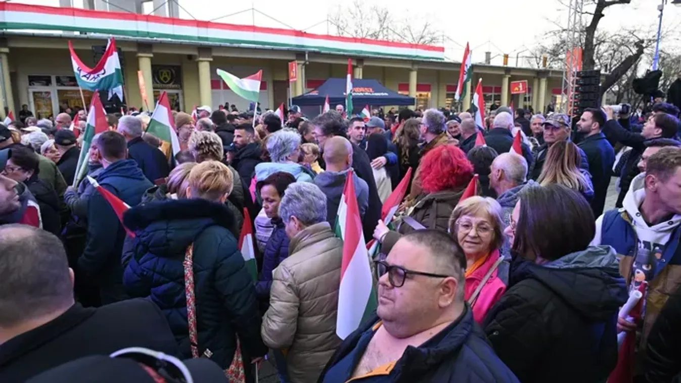 Itt vannak az első fotók: gyűlik a tömeg Törökszentmiklóson