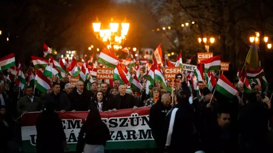 Hidegrázós látvány, ami Orbán Viktorra vár: így vonul a tömeg Kecskeméten