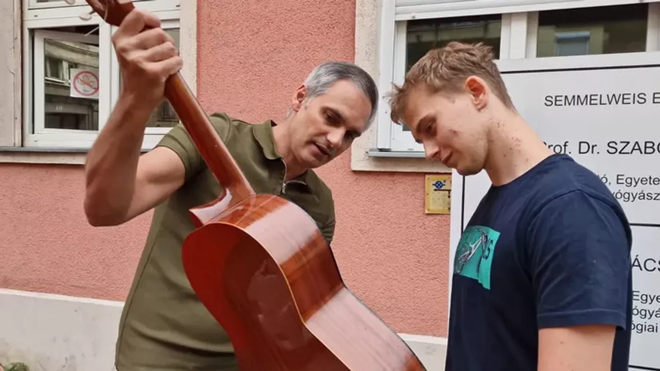 Túlélőből önkéntes: Gitárral gyógyítja rákos sorstársait a 19 éves Bálint