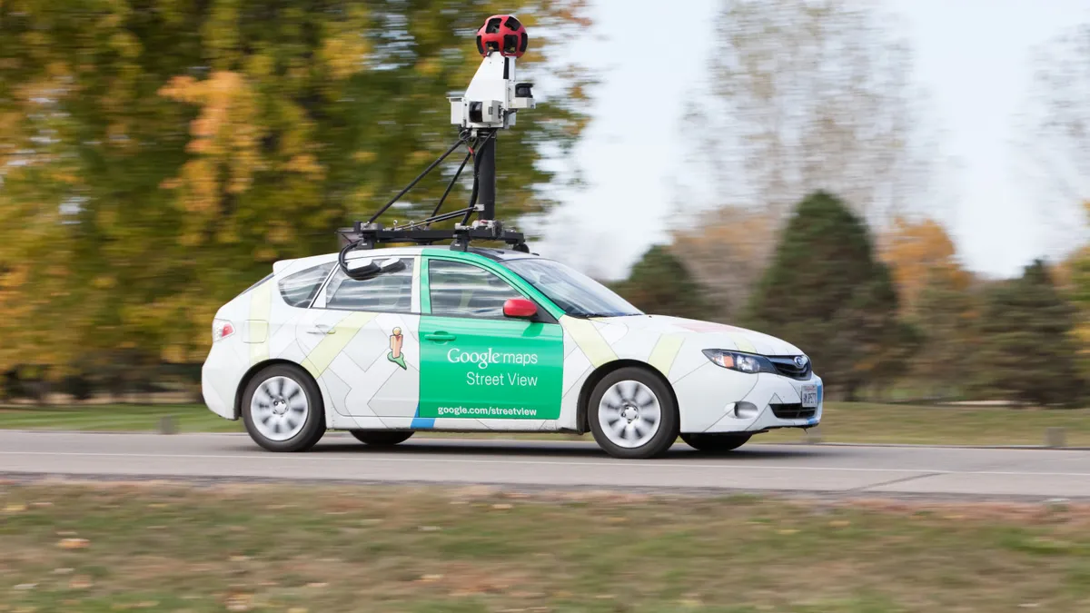  Google Street View képeit készítő egyik jármű