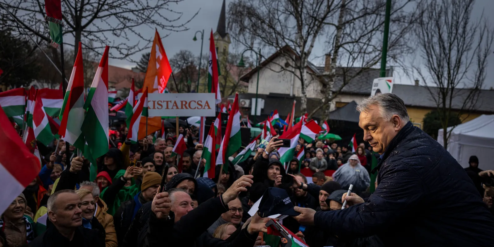 Agresszív tiszás provokátorokat küld szét Magyar Péter