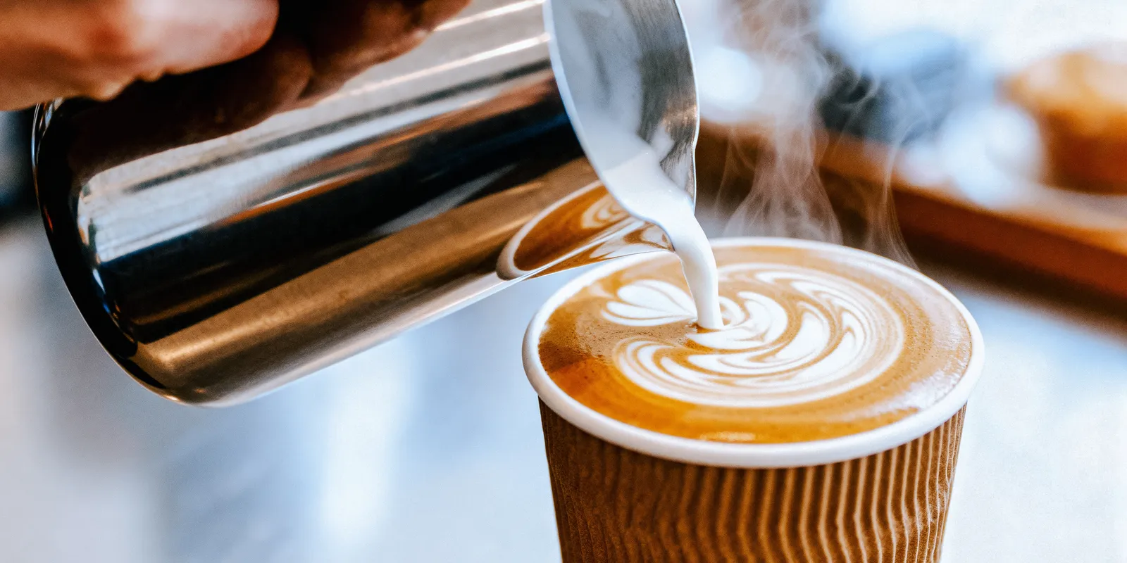 Miért tilos délután sok tejjel inni a kávét? Itt az igazság