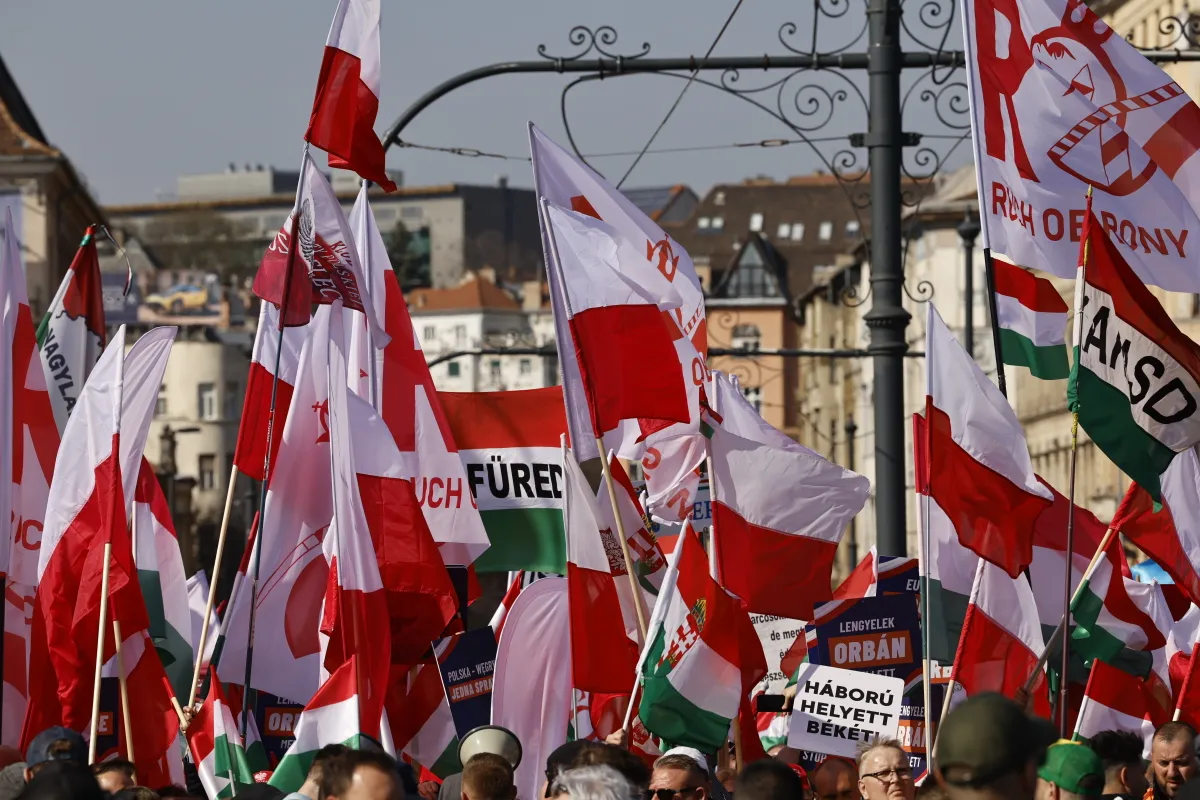 Gyülekezik a tömeg a Békemeneten