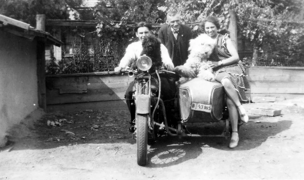Magyar gyártmányú Méray oldalkocsis motorkerékpár Mezőtúron 1930. Fotó: Négyesi Pál