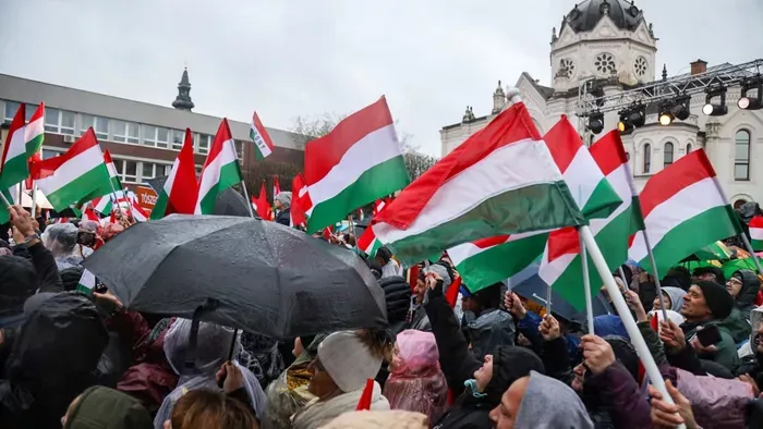 A szakadó eső ellenére is teljesen megtelt a tér Szolnokon