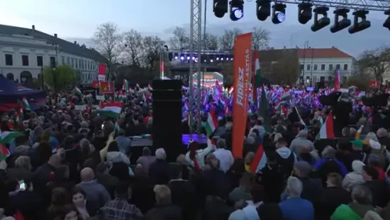 Országjárás: teljesen megtelt az Erzsébet tér