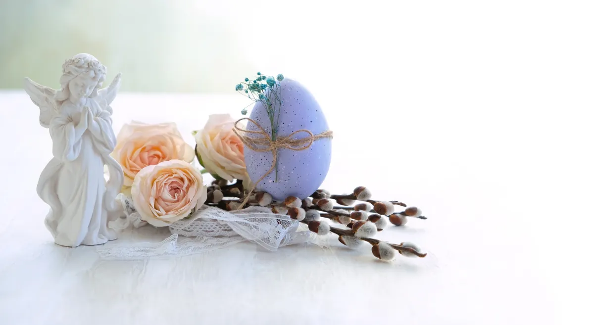 Húsvéti angyalhoroszkóp Easter,Holiday,Background.,Beautiful,Angel,Figurine,With,Easter,Egg,,Pussy