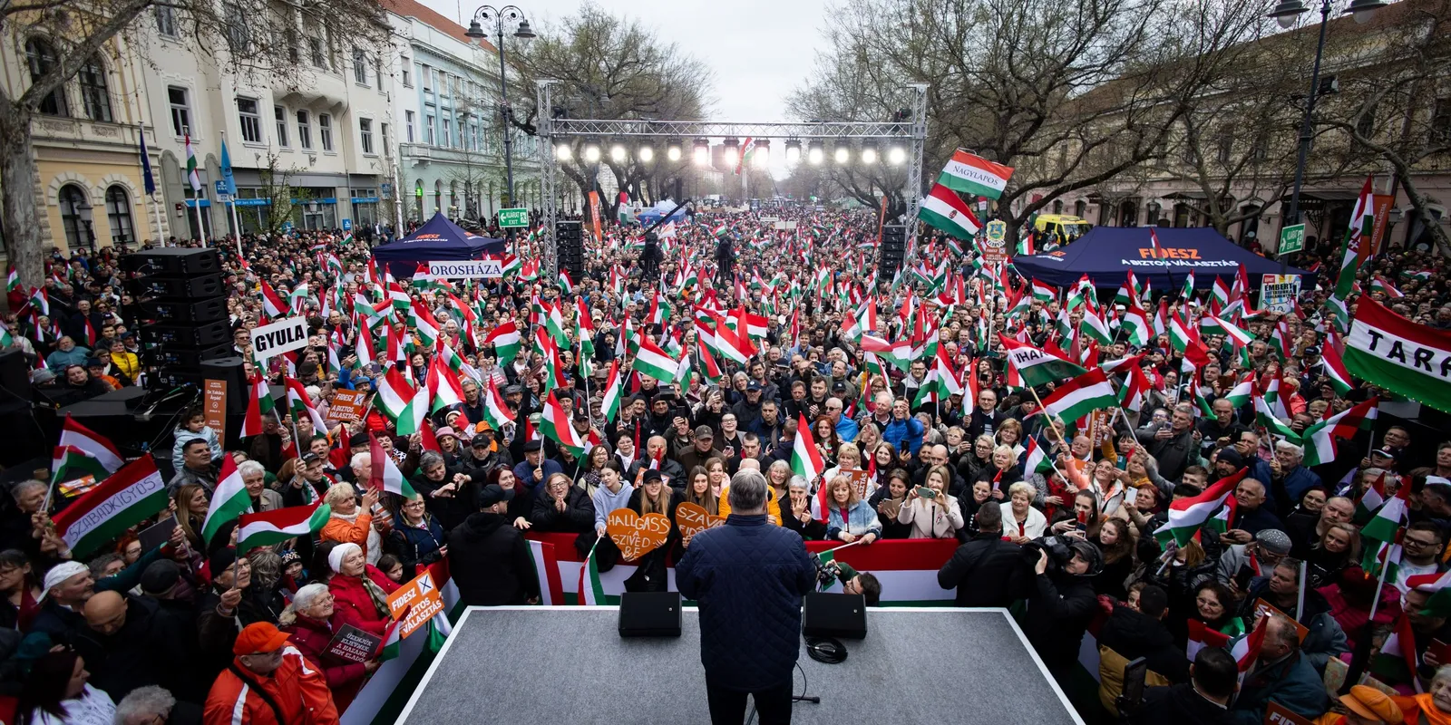 Orbán Viktorra esőben is kíváncsiak Békéscsabán