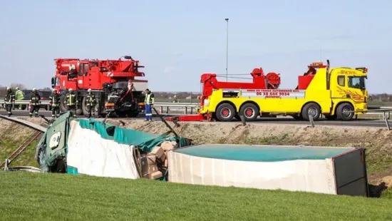 "Még látni is borzalmas volt" – Kamionbaleset Törökszentmiklósnál: felborult kamion zuhant Feri bácsira az M4-esen