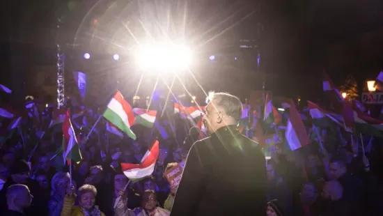 Orbán Viktor zseniálisan mutatta meg, hogy Kecskeméten a több ezres Fidesz tömeg mögött alig maroknyi tiszás lézengett