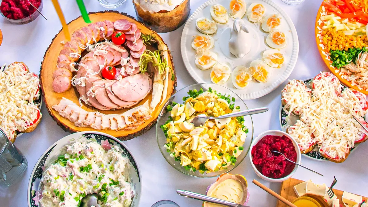 Easter,Breakfast,With,Traditional,Holiday,Dishes,And,Easter,Cake