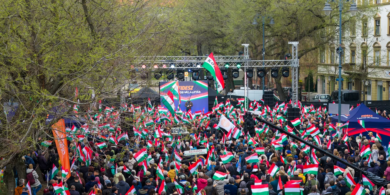 Dudáló tiszásokat csitított Orbán Viktor Békéscsabán