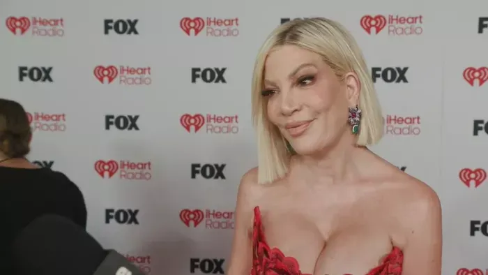 Tűzpiros estélyiben mutatta meg dús kebleit Tori Spelling