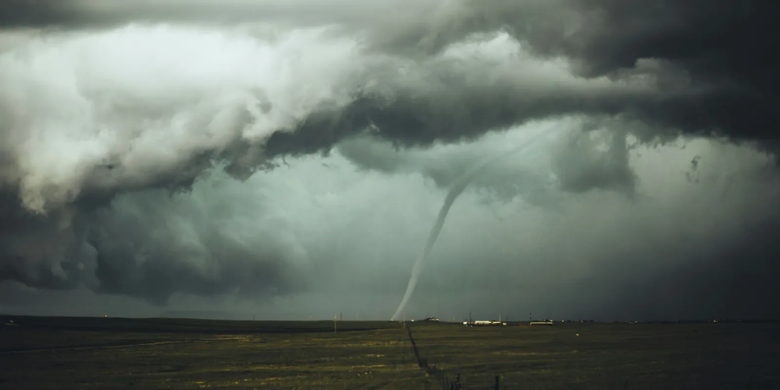 Kézen fogva találták holtan az anyát és lányát