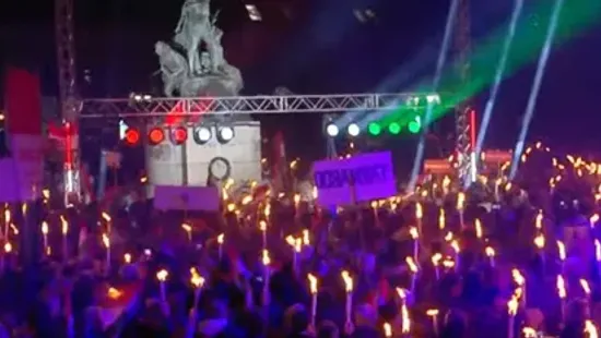 "Győzni fogunk!" - hatalmas hangerővel zúg a tömeg az egri békemeneten