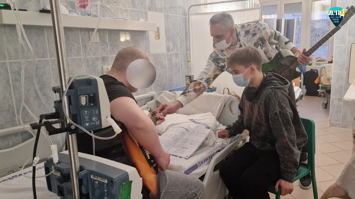 Bálint visszajár a klinikára gitározni, most ő segít a zenéjével a gyerekeknek