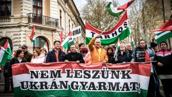 Rengeteg ember várja Orbán Viktort Békéscsabán, molinóval vonulnak az utcákon