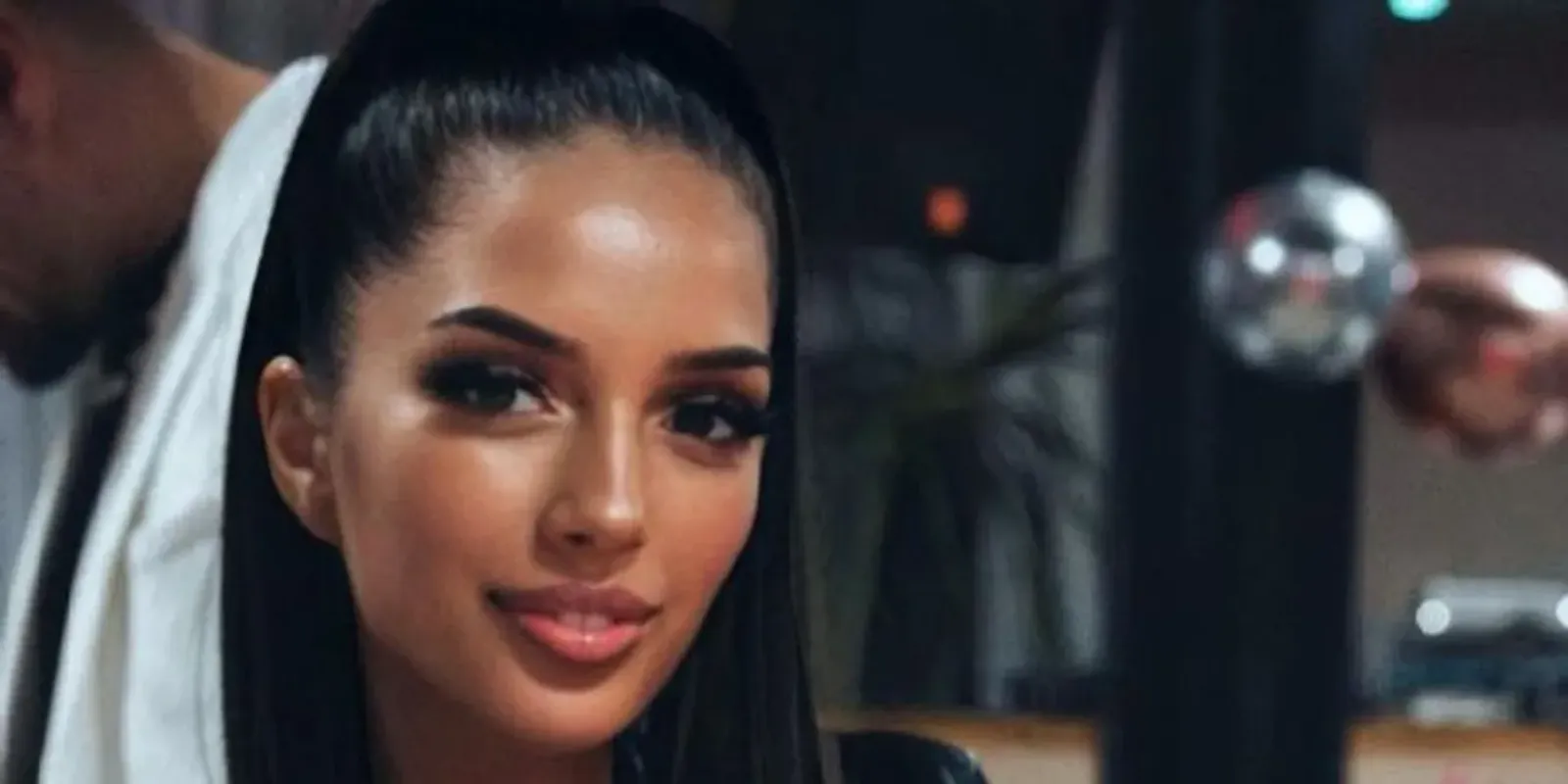 Kunu Alexandra párja hatalmas csokorral vallott szerelmet