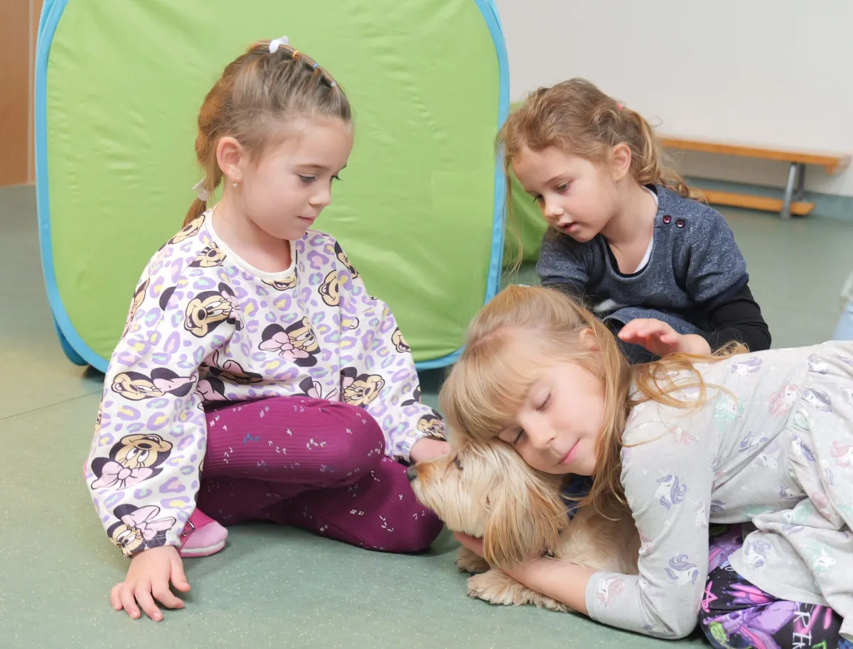 Éppen Angie kutyust szeretgetik: az órák végén mindig jut idő egy kis ölelésre, simogatásra