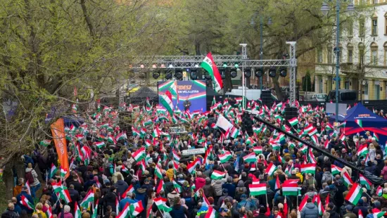 Magasban a zászlók Békéscsabán, zúg a hajrá, Fidesz