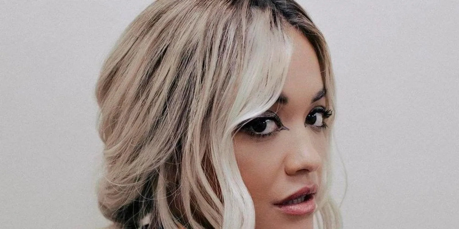 Rita Ora szexi, falatnyi bőrben pózolt