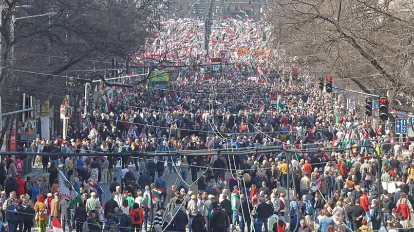 Itt van az első légi felvétel a Békemenet óriási tömegéről