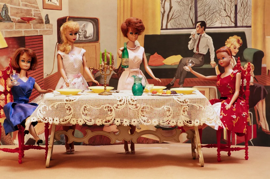 Les poupées ‘Barbie American Girl’ de 1965 en tenue ‘Campus Belle’, ‘Barbie Ponytail’ de 1962 en tenue ‘Garden Party’, ‘Barbie Bubble-cut side part’ de 1963 en tenue ‘Belle dress’ et ‘Midge’ de 1965 en tenue ‘Garden tea party’, dans les années 1990.