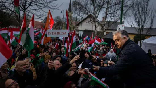 Esernyővel verték fejbe a tiszások Bohár Dániel riportert - Magyar Péter emberei egyre messzebbre mennek