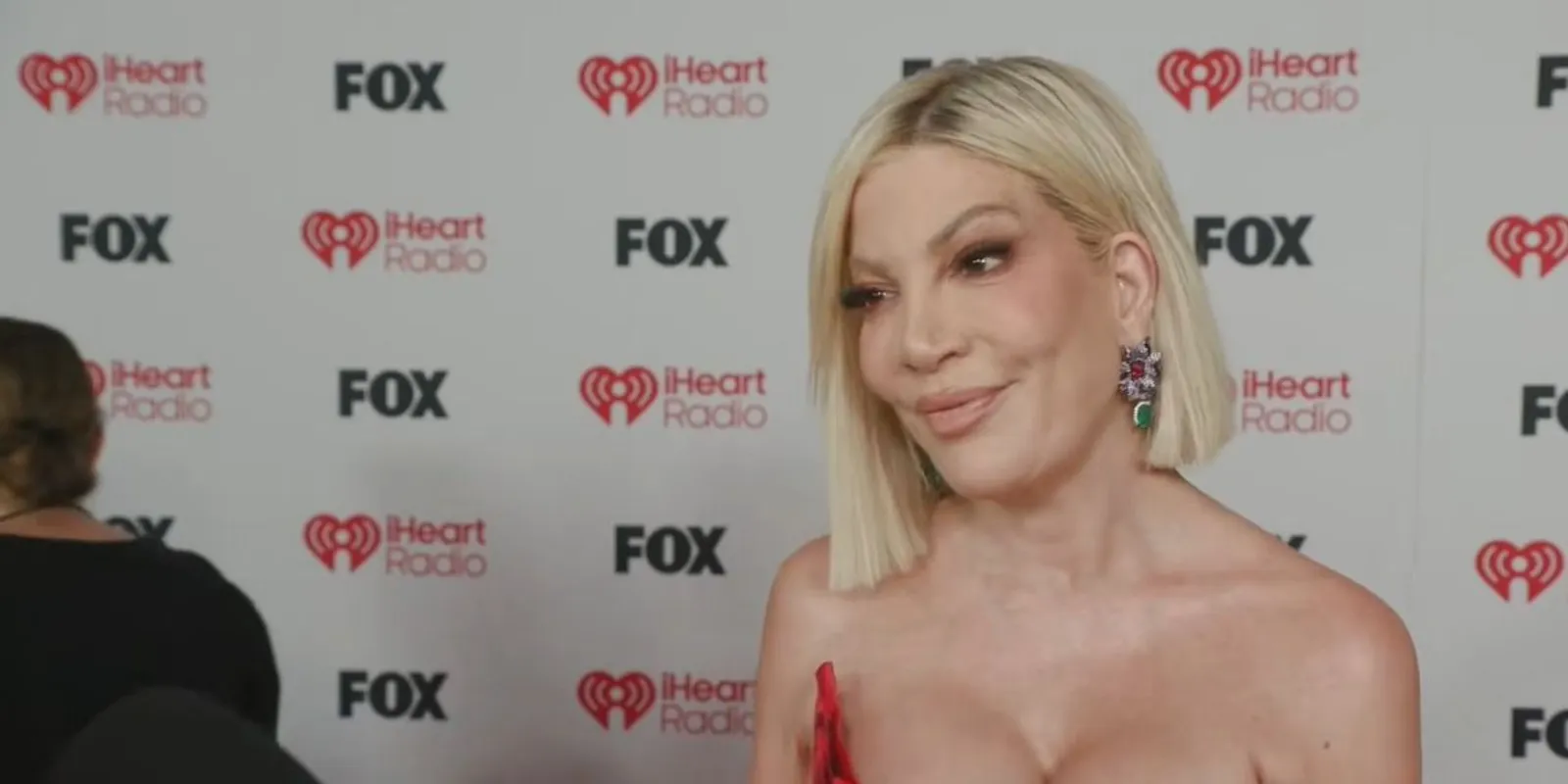 Tűzpiros estélyiben mutatta meg dús kebleit Tori Spelling