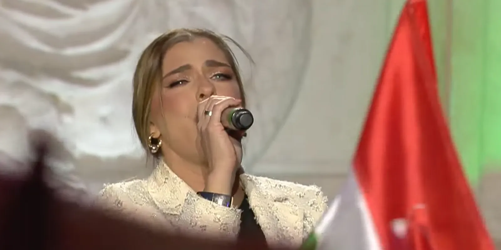 Orbán Viktor országjárásán Dér Henivel énekelt a győri tömeg