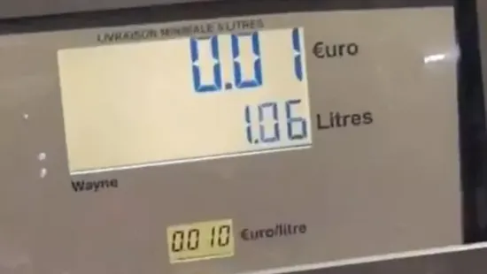 Négy forintba került 1 liter benzin egy francia kúton, az autósok azonnal megrohamozták