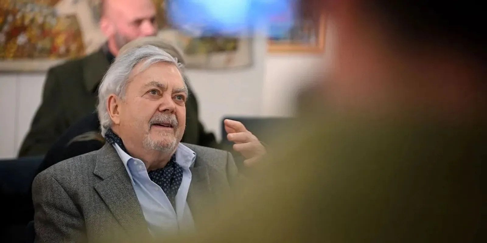 Groteszk harmóniák: Környezetvédelem és mitológia a 86 éves magyar festőóriás legújabb kötetében