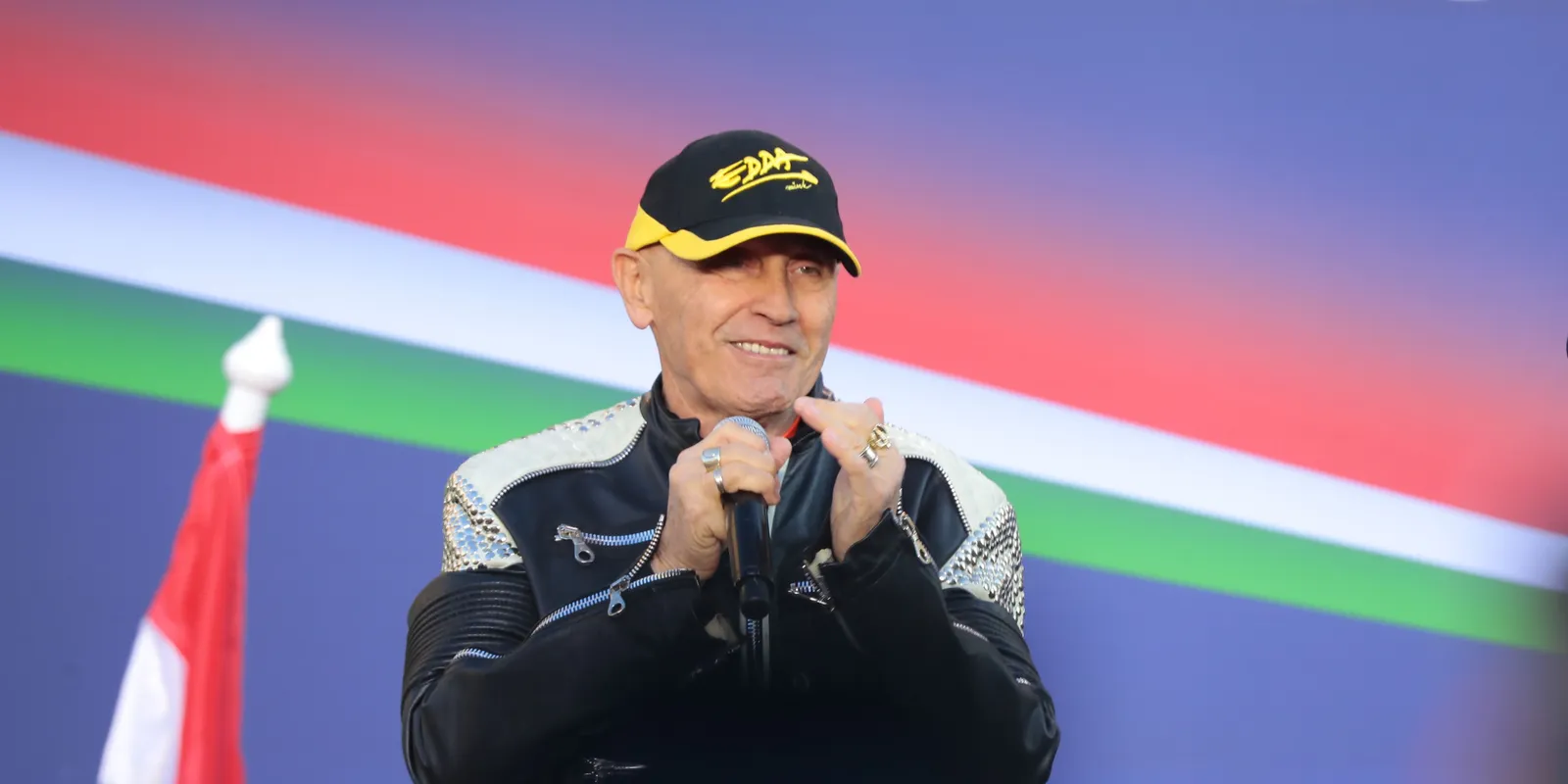 Országjárás: hihetetlen tömeg előtt énekelt Pataky Attila