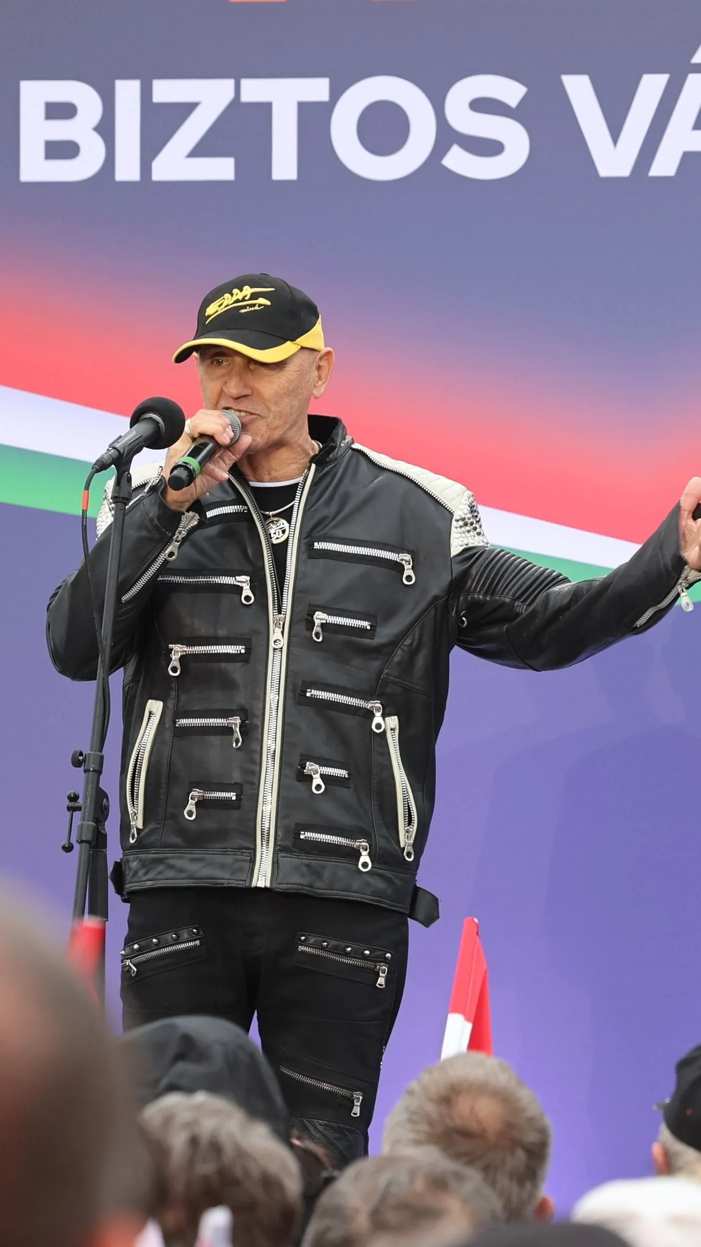 Együtt énekelt a tömeg Pataky Attilával az ócsai Békemeneten