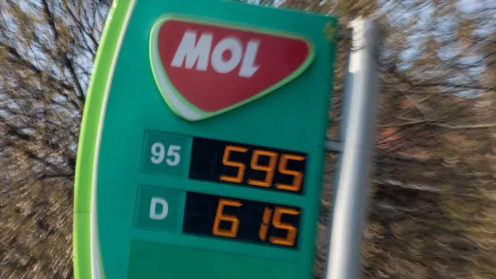 Brüsszel kivezetné a védett üzemanyagárakat